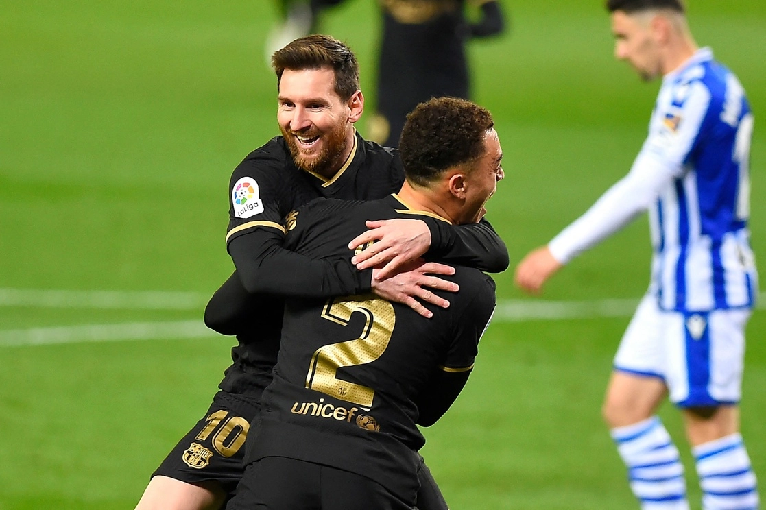 Lionel Messi anotó ayer un doblete en la victoria del Barcelona 6-1 sobre el Real Sociedad, encuentro en el que se convirtió en el jugador con más partidos disputados con los colores del blaugrana. Foto Afp