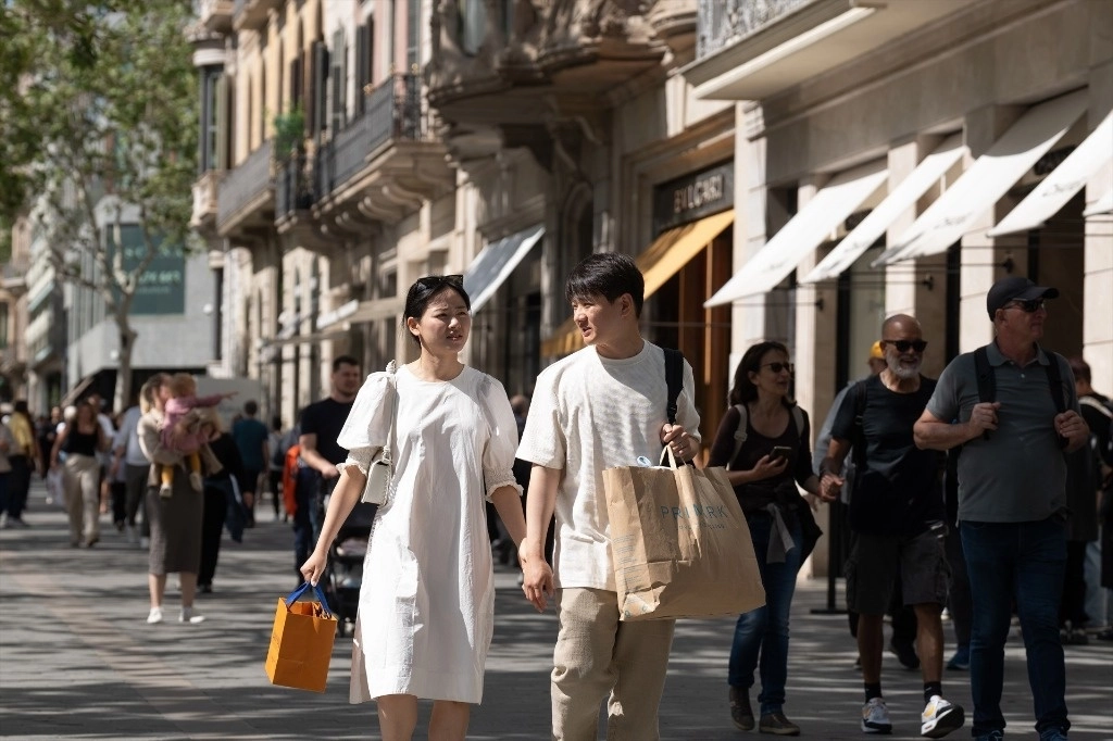 Turistas en el Paseo de Gracia, a 12 de abril de 2024, en Barcelona, Cataluña. Foto Europa Press