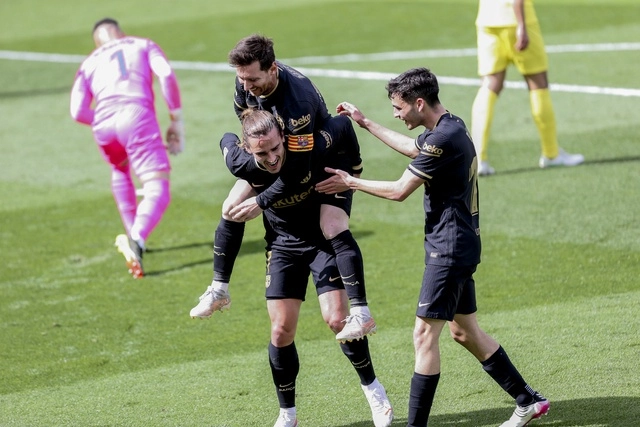Antoine Griezmann celebra junto a Messi y Pedri su segundo gol frente al Villareal. Foto Ap