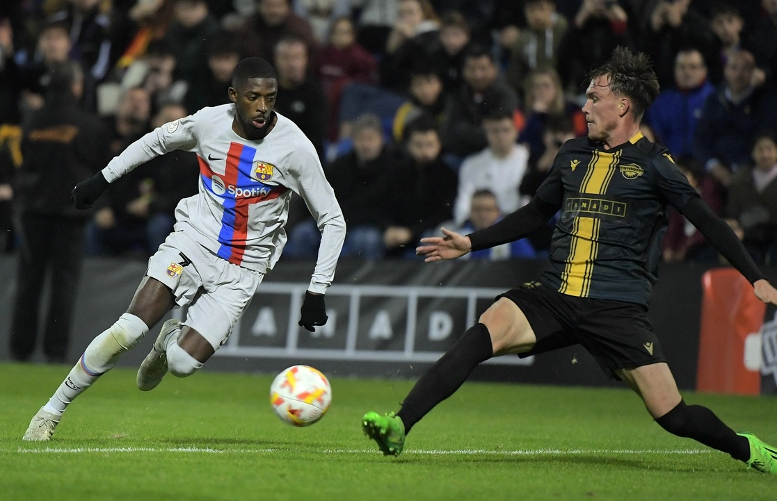Ousmane Dembelé del Barcelona (izquierda), aportó al marcador al minuto 66, en el duelo de la Copa del Rey ante el Intercity de la tercera división de futbol española. Foto Afp