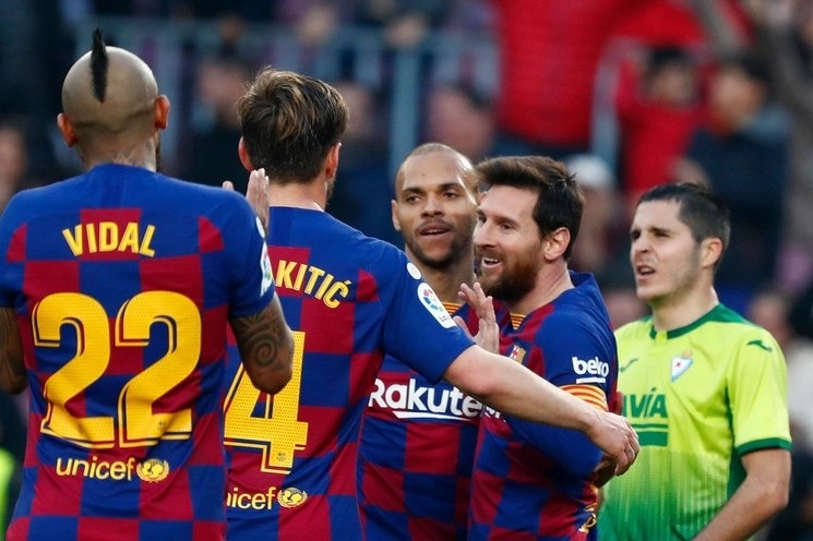 Lionel Messi de Barcelona, ​​ celebra con sus compañeros después de marcar el cuarto gol durante un partido de fútbol con el Eibar en el estadio Camp Nou de Barcelona, ​​España. Foto Ap