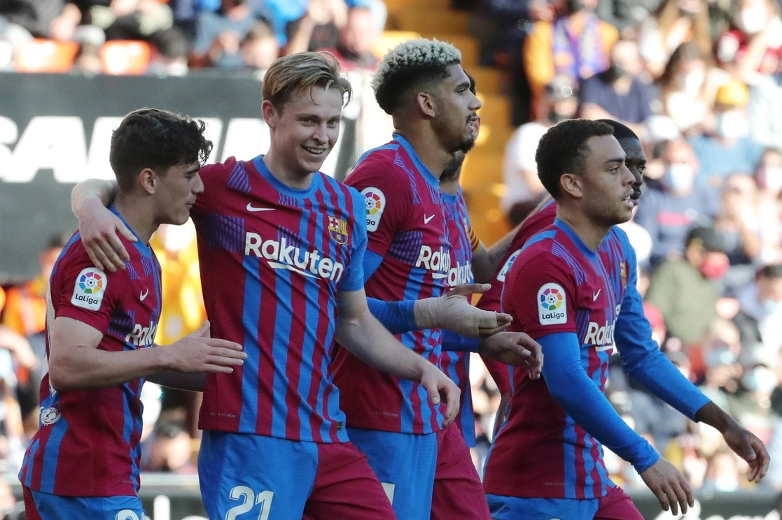 Pierre-Emerick Aubameyang debutó como goleador con el Barcelona al marcar dos tantos ante el Valencia. Foto Afp