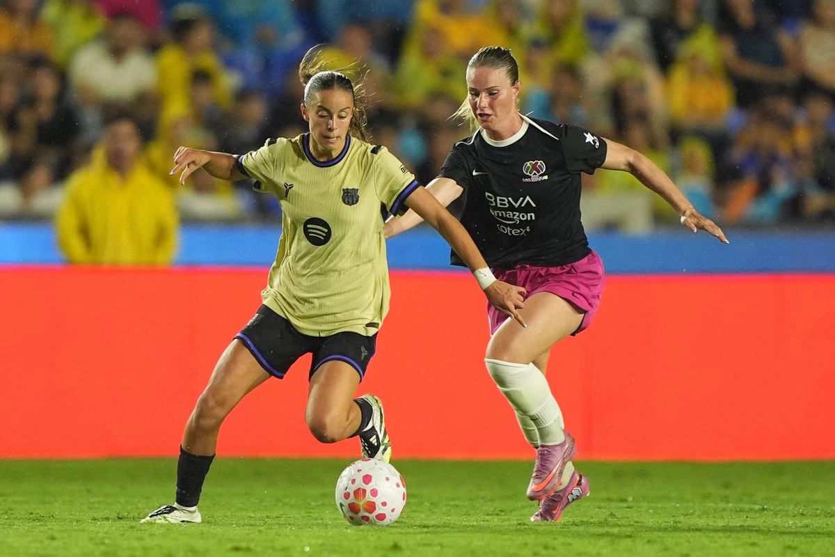 Una tormenta eléctrica, fallas en el alumbrado y la lesión de Charlyn Corral, quien salió del terreno de juego con una herida en el rostro, marcaron el partido de exhibición que las azulgranas ganaron en penales 4-3 (2-2 en los 90 minutos) al equipo de estrellas del circuito mexicano. Foto