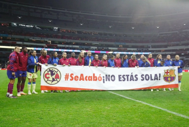 Americanistas y azulgranas mostraron una pancarta gigante de apoyo a Jennifer Hermoso, el 29 de agosto de 2023. Foto Cristina Rodríguez 

