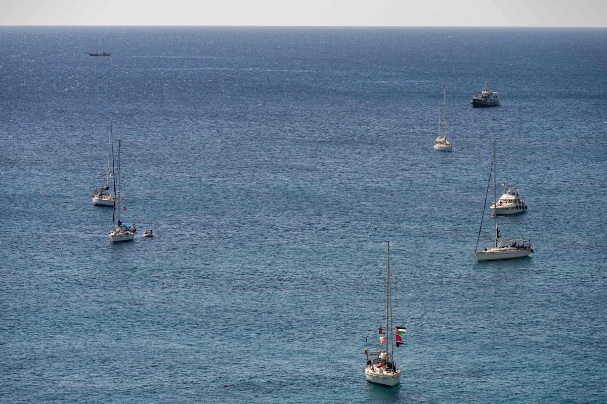 Barcos de la Flotilla Global Sumud que se dirigen a Gaza se encuentran en la pequeña isla de Koufonisi, al sur de la isla de Creta, el 26 de septiembre de 2025. 