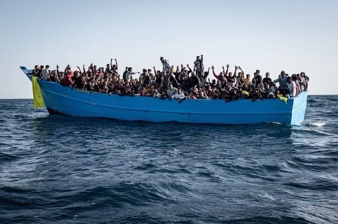 Un barco humanitario de la ONG alemana Sea-Eye rescató a 800 migrantes en el Mediterráneo y se dirige al puerto italiano de Lampedusa, el 4 de noviembre de 2021. Foto Europa Press