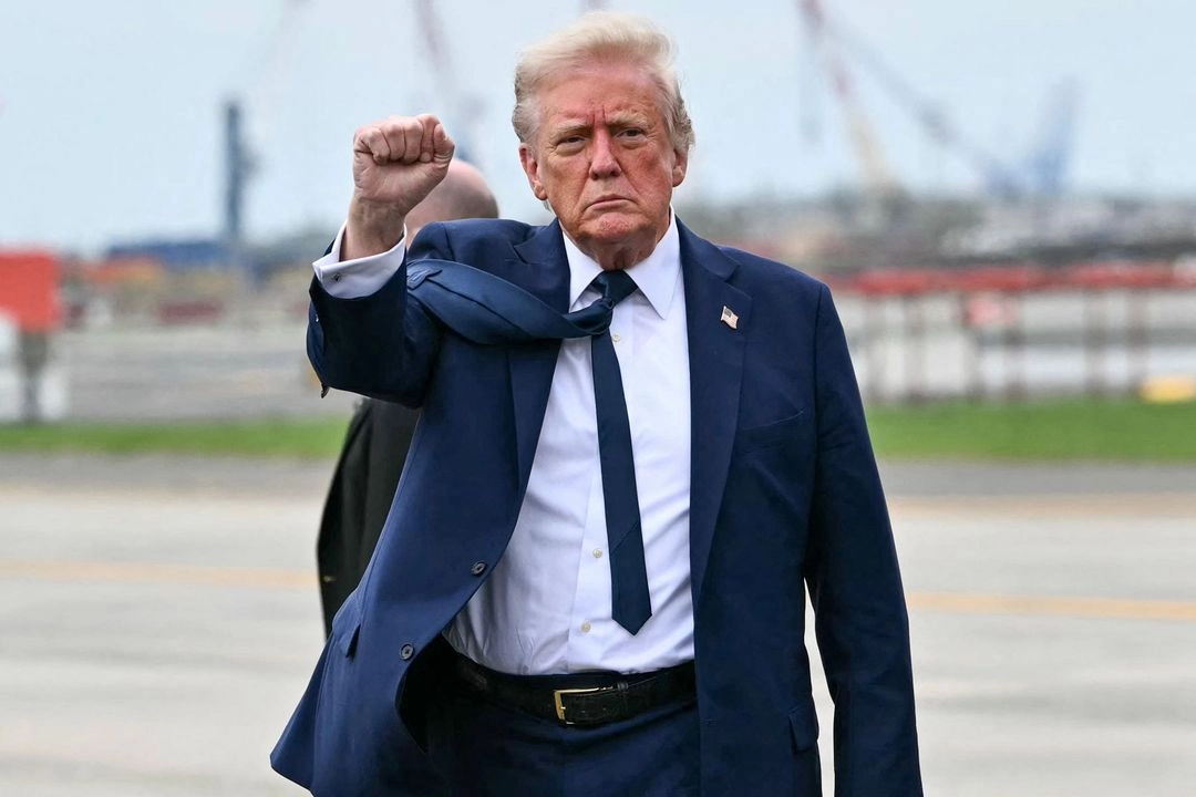 El presidente de Estados Unidos, Donald Trump a su llegada al Aeropuerto Internacional Newark Liberty en Newark, Nueva Jersey, el 26 de abril de 2025.