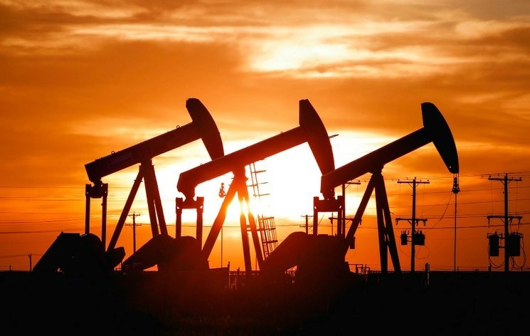 Las cotizaciones de los crudos internacionales registraban un comportamiento mixto con una pérdida de impulso, pese a la señal de Arabia Saudita de recortar en mayor medida su producción. La imagen, en Midland, Texas. Foto Ap