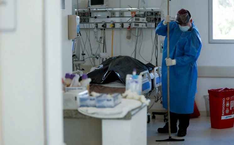 Enfermero en un hospital Covid de Argentina. Foto Ap