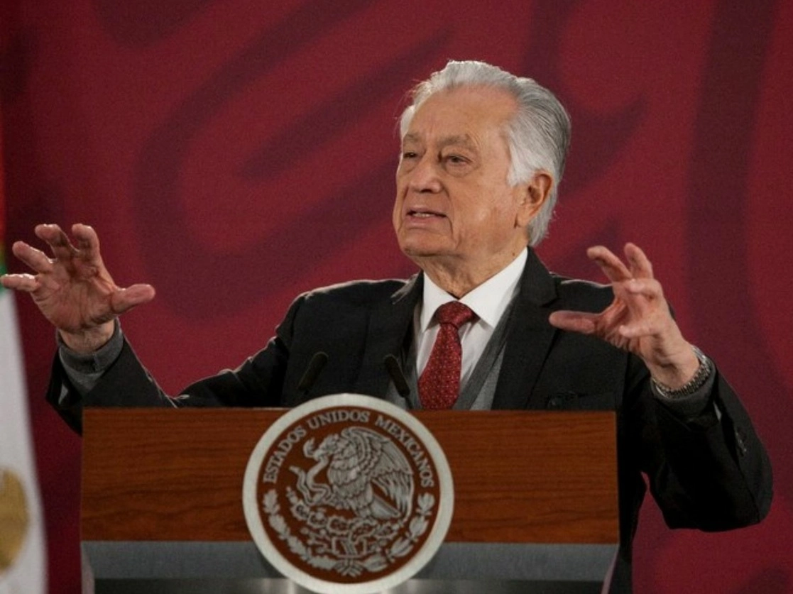 El director general de la CFE, Manuel Bartlett, denunció que empresas nacionales y extranjeras pretenden apoderarse del mercado mexicano, que vale cuatro trillones de dólares. Foto Cristina Rodríguez / Archivo