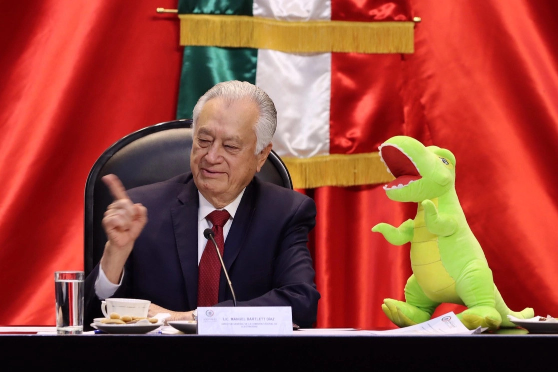 El rescate de la Comisión Federal de Electricidad emprendido por el gobierno actual ya es una realidad: “la empresa no perece, se fortalece”, expuso su director en comparecencia en la Cámara de Diputados. En la sesión, que duró más de cuatro horas, aseguró que la política energética del país no viola el T-MEC y no tiene que pagar sanciones por las consultas solicitadas por Estados Unidos y Canadá. Rechazó que las tarifas de la empresa hayan aumentado más allá de la inflación. Foto Cristina Rodríguez 
