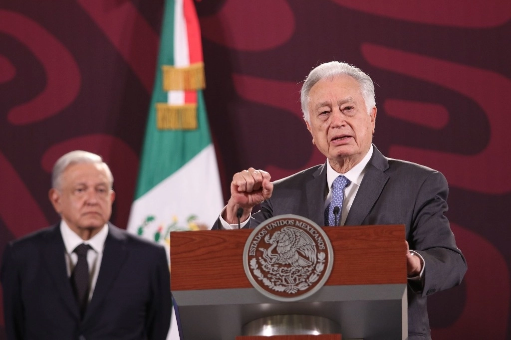 El director de la Comisión Federal de Electricidad, Manuel Bartlett, acudió a Palacio Nacional para explicar los hechos ocurridos hace unos días en el sistema eléctrico nacional. Foto Cuartoscuro
