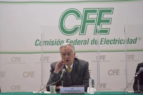 El director general de la CFE, Manuel Bartlett, explica los ahorros logrados al renegociar contratos de gasoductos. Foto del sitio web www.cfe.mx