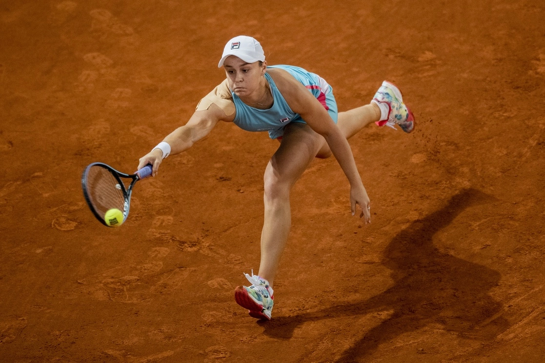 La australiana Ashleigh Barty barrió a la estadunidense Shelby Rogers en dos sets por 6-2, 6-1 en el torneo Mutua Madrid Open, el 29 de abril de 2021. Foto Ap