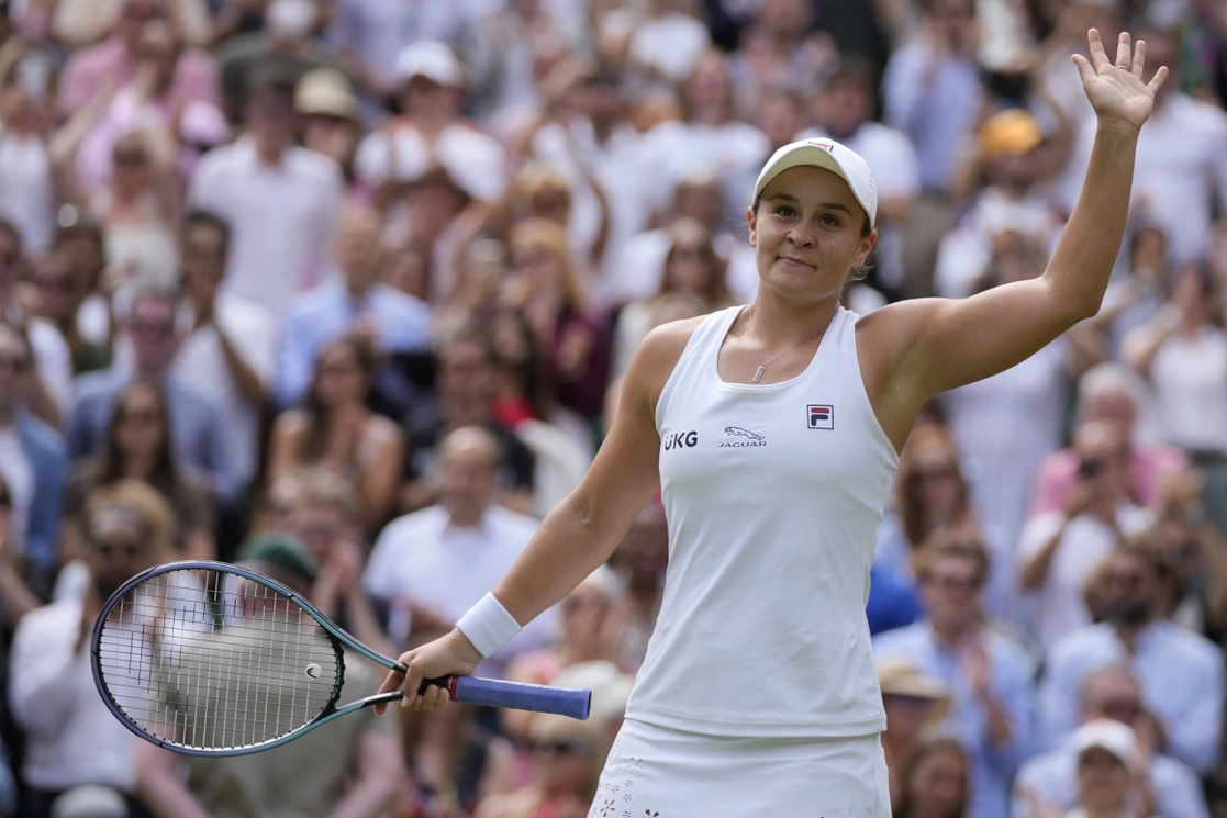 Barty se convirtió en la primera australiana en llegar a la final de Wimbledon en 41 años tras vencer a la ex campeona Angelique Kerber por 6-3 y 7-6 (7-3), el 8 de julio de 2021. Foto Ap
