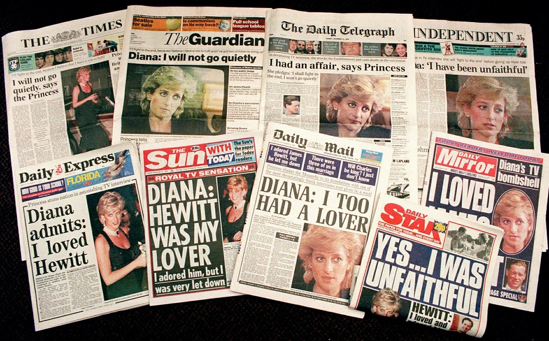 Selección de las portadas de periódicos de Gran Bretaña que muestran su reacción a la polémica entrevista de Martin Bashir a Lady Di en 1995. Foto Ap
