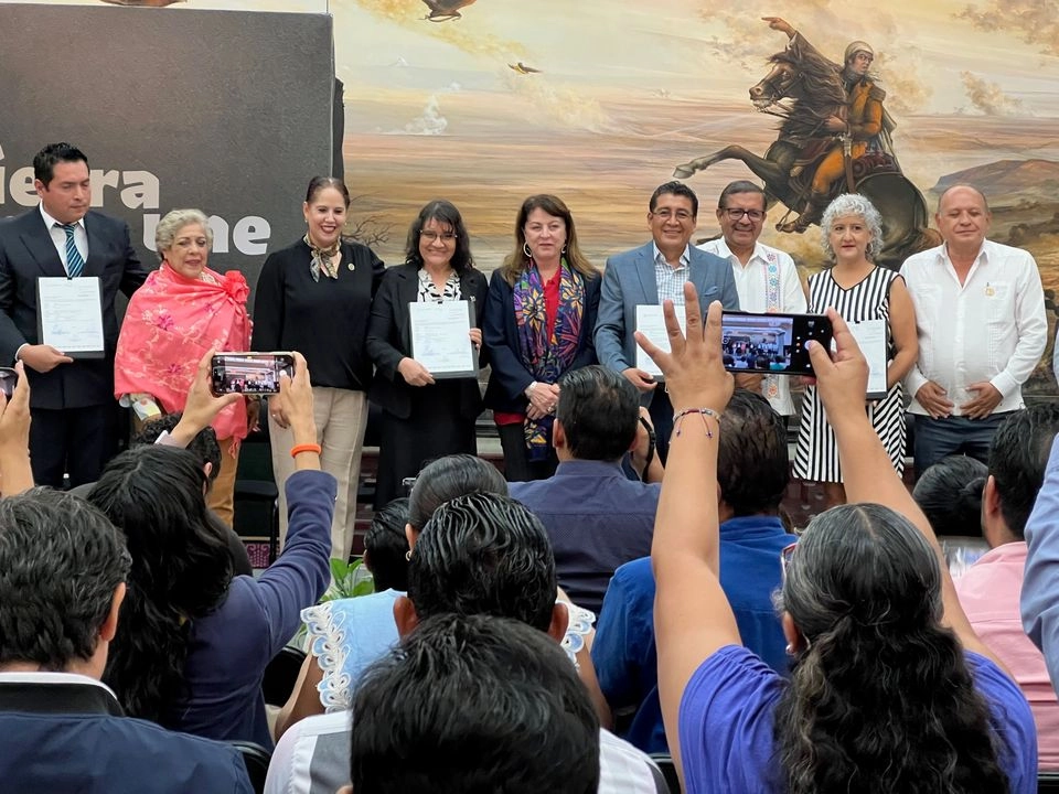 Docentes durante la entrega de su nombramiento como personal de base. Foto 