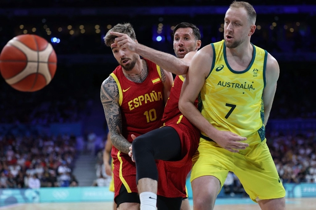 Rudy Fernández (al centro), entró a la duela a los 5:18 minutos del primer cuarto en el partido contra España. Foto Afp 