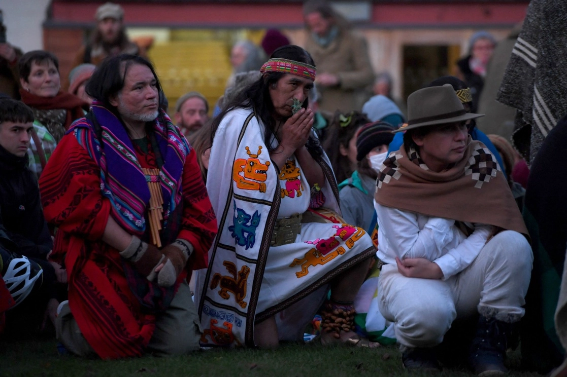 Líderes y miembros de las comunidades indígenas, durante una ceremonia del Fuego Sagrado, en los Jardínes Secretos de Glasgow, durante la conferencia climática de la COP26, el 3 de noviembre de 2021. Foto Afp 