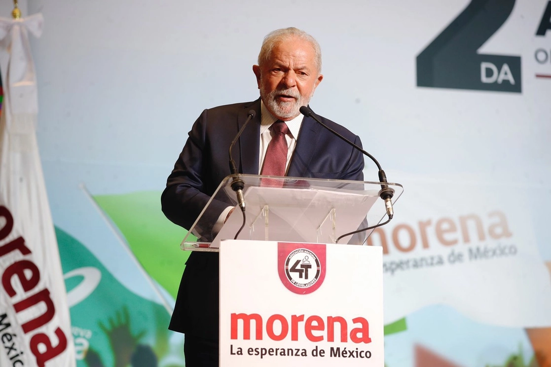 El ex presidente de Brasil, Luis Inácio Lula da Silva durante su encuentro con integrantes de Morena. Foto Cristina Rodríguez