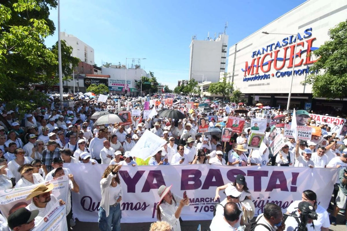 Cerca de que se cumpla un año de que estalló la guerra interna en el cártel de Sinaloa, miles de personas –la mayoría vestidas de blanco– marcharon ayer por las principales calles de Culiacán, en demanda de que se detenga la ola de violencia en la entidad, la cual no ha sido contenida pese al despliegue de unos 10 mil efectivos de seguridad federales y estatales. La movilización fue convocada por 36 agrupaciones. 