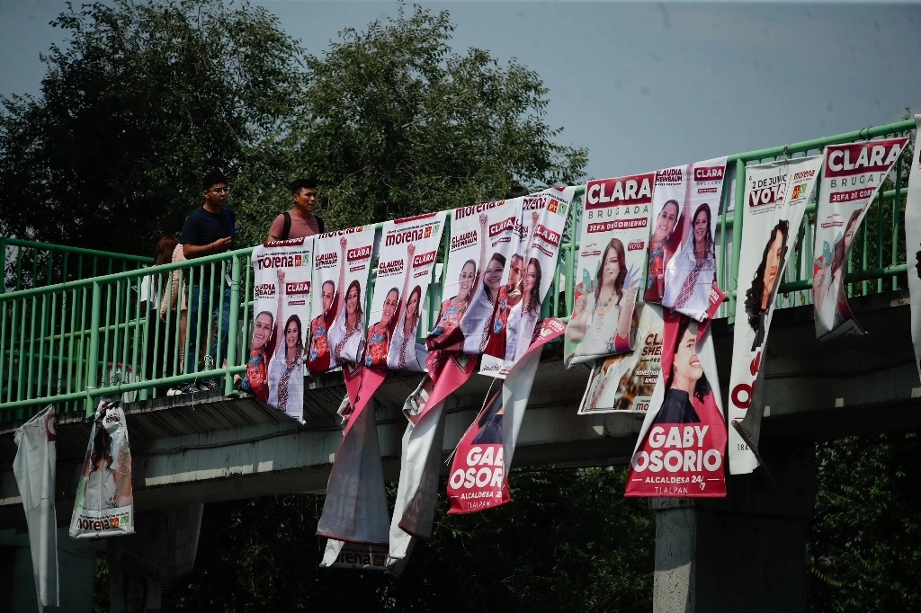 El presidente de la fundación Por el Rescate y la Recuperación del Paisaje Urbano, Jorge Carlos Negrete, destacó que la propaganda en calles no sólo se realizó durante los tres meses de campaña, sino que su colocación fue de manera abierta y muy adelantada por los procesos internos de los partidos políticos para definir a sus abanderados. Foto 'La Jornada'