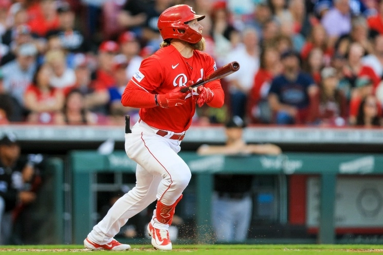 Jake Fraley de los Rojos de Cincinnatti conectó para sacar la bola del estadio de Marlines de Miami. Foto Ap 