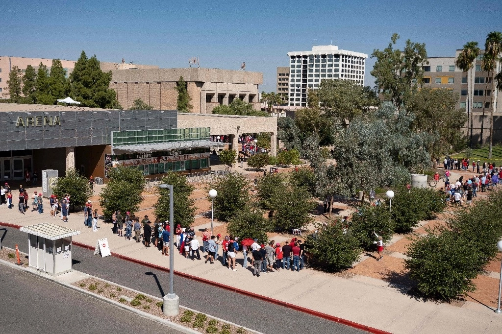 Los partidarios esperan en fila para ingresar a un mitin de campaña del expresidente estadounidense y candidato presidencial republicano Donald Trump en el Tucson Music Hall en Tucson, Arizona, el 12 de septiembre de 2024. Foto Afp