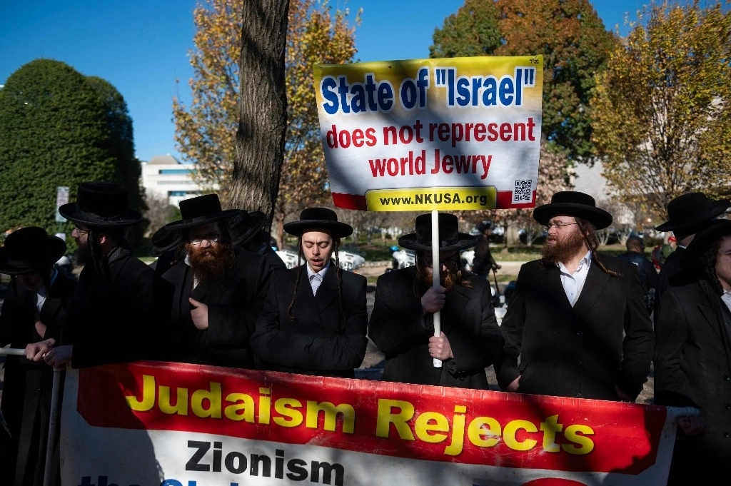 Judíos ortodoxos protestan contra el Estado de Israel cerca del edificio del Capitolio de los Estados Unidos. Foto Afp