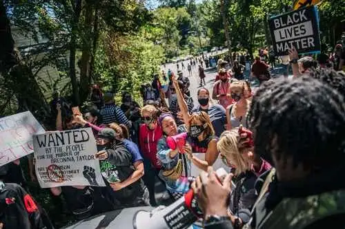 En la imagen, simpatizantes de la fallecida Ruth Bader Ginsburg protestan frente a la casa del senador Mitch McConnell, en Louisville, Kentucky, en rechazo a que el Senado nombre al sucesor de la juez antes de la elección presidencial. Foto Afp