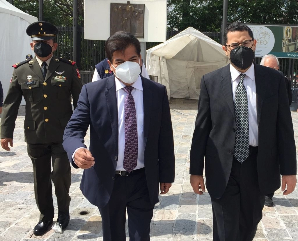 El secretario de Gobierno de la Ciudad de México, Martí Batres; el coronel Alejandro de Jesús Orozco; y el alcalde de Gustavo A. Madero, Francisco Chíguil, en la entrega de armas del programa "Sí al desarme, sí a la paz", en la explanada de la Basílica de Guadalupe. Foto Guillermo Sologuren