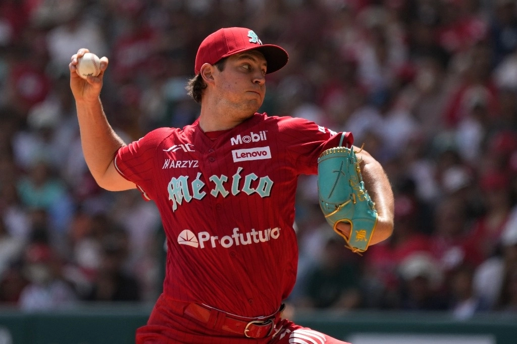 El lanzador de los Diablos Rojos, Trevor Bauer, lanza contra Anthony Volpe de los Yankees de Nueva York durante la primera entrada de un juego de exhibición de béisbol en el Estadio Alfredo Harp Helu en la Ciudad de México, el domingo 24 de marzo de 2024. Foto Ap