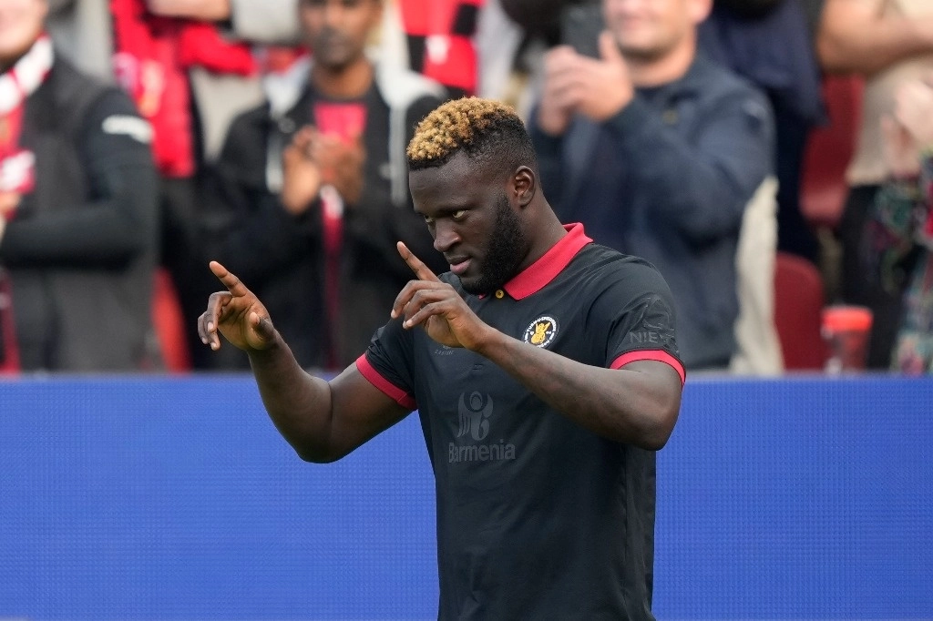 Al minuto cuatro de juego, Victor Boniface marcó el primer gol del Bayer Leverkusen ante Kiel, en el duelo de la fecha seis de Bundesliga. Foto Ap
