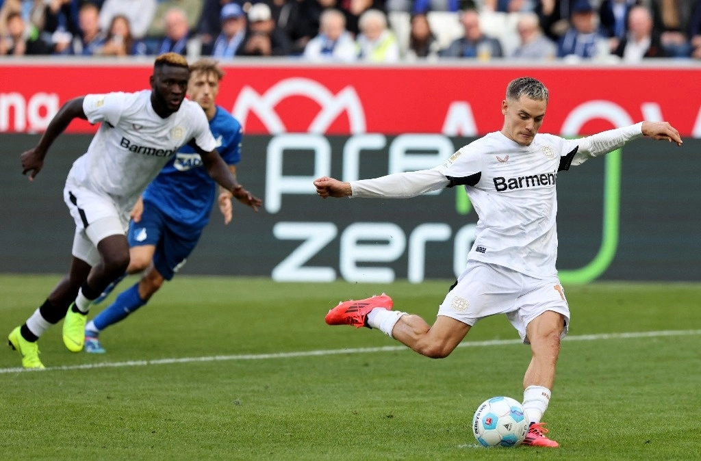 Florian Wirtz marcó de penal el tercer gol del Bayer Leverkusen contra el Hoffenheim en la fecha tres de Bundesliga. Foto Afp 