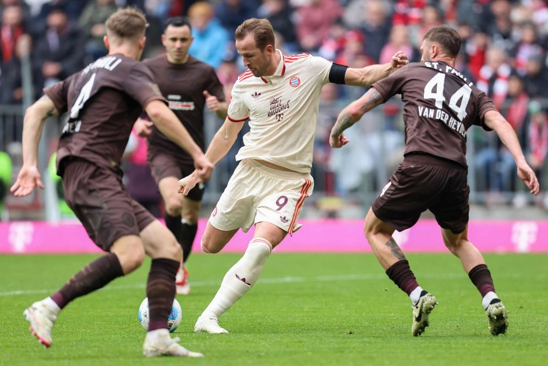 Harry Kane anotó el primer gol del Bayern Múnich al minuto 17, elevando a 22 la cuota de goles a su cuenta personal en el torneo alemán. Foto