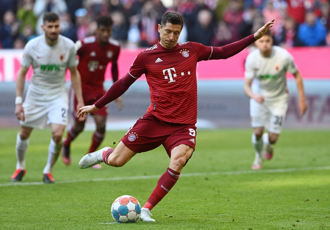 Ante Augsburgo, Robert Lewandowski marcó al minuto 82 el gol de la victoria desde el manchón penal. Foto Afp