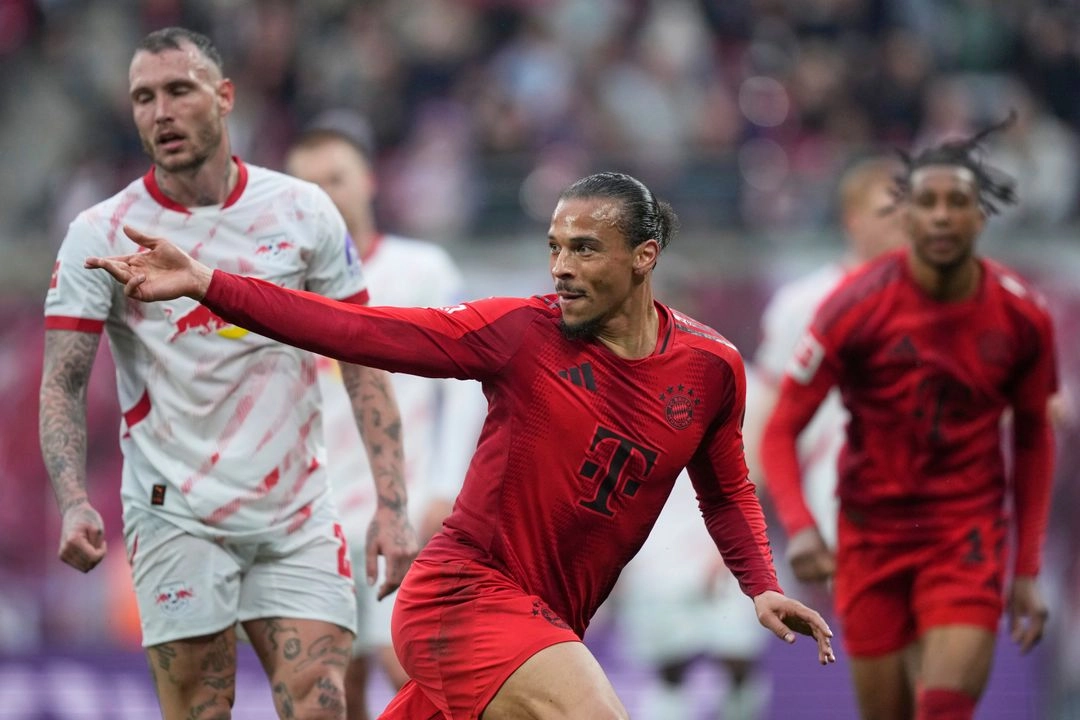 Leroy Sané del Bayern Múnich marcó la minuto 83 el tercer gol de su equipo ante Leverkusen, en el juego de la jornada 32 de Bundesliga disputado en el estadio Red Bull Arena de Leipzig, Alemania, el 3 de mayo de 2025. Foto 