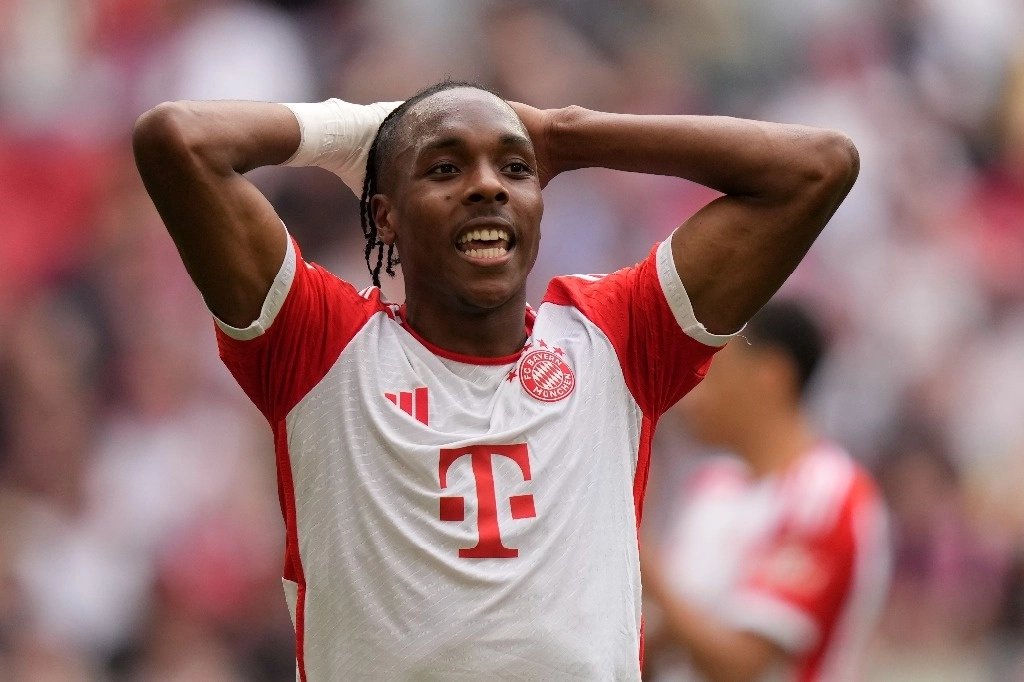 Mathys Tel del Bayern reacciona durante el partido de futbol de la Bundesliga alemana entre Bayern Múnich y Colonia en el Allianz Arena en Múnich, Alemania, el  13 de abril de 2024. Foto Ap