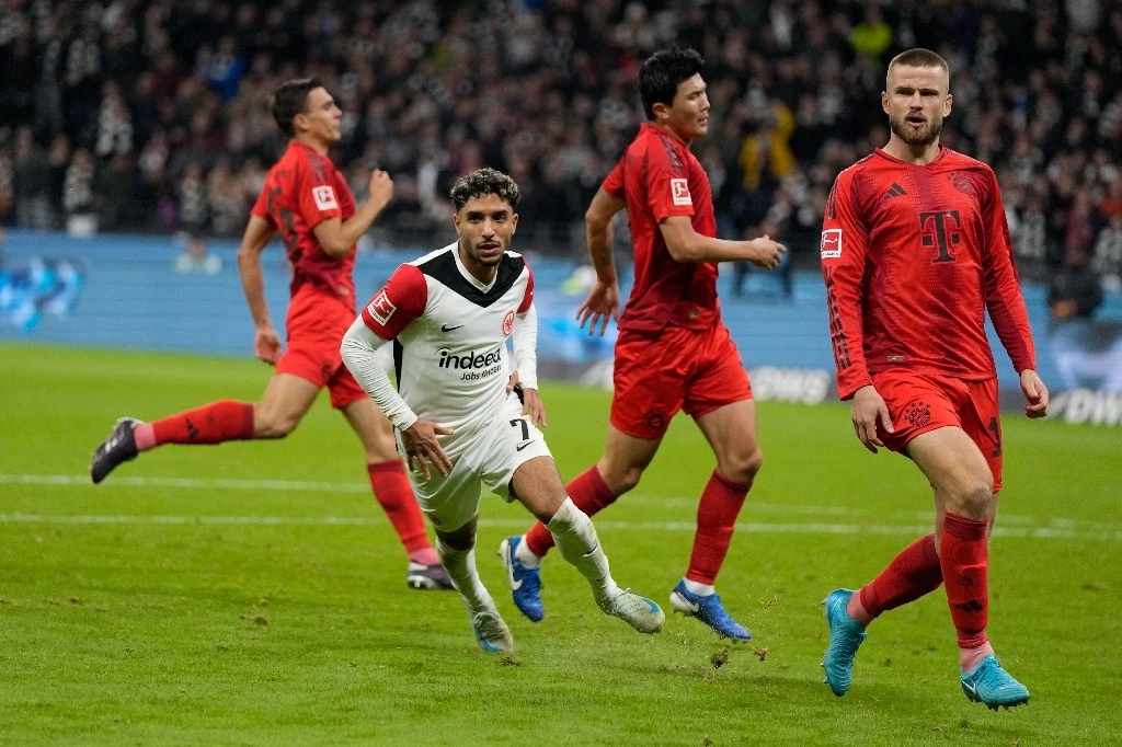 Omar Marmoush, de Frankfurt, en el centro, celebra tras anotar el tercer gol de su equipo durante el partido de fútbol de la Bundesliga alemana entre Eintracht Frankfurt y Bayern Munich en Frankfurt, Alemania, el 6 de octubre de 2024. Foto Ap