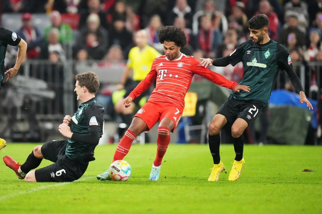 Serge Gnabry (centro) marcó el primer gol del Bayern Múnich ante Schalke 04, en la fecha 15 de la Bundesliga. Foto Ap