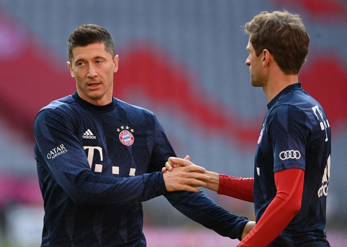 Ya definidos como campeones de la Bundesliga, Robert Lewandowski y Thomas Muller del Bayern calientan previo a su duelo ante Mönchengladbach. Foto Afp