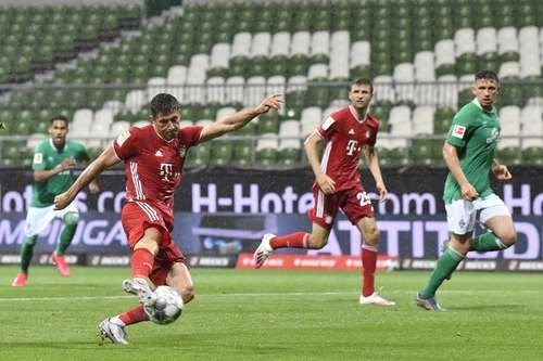 Robert Lewandowski, al minuto 43, marcó el gol con el que el Bayern Múnich se proclamó monarca por trigésima ocasión en su historia. Foto Ap
