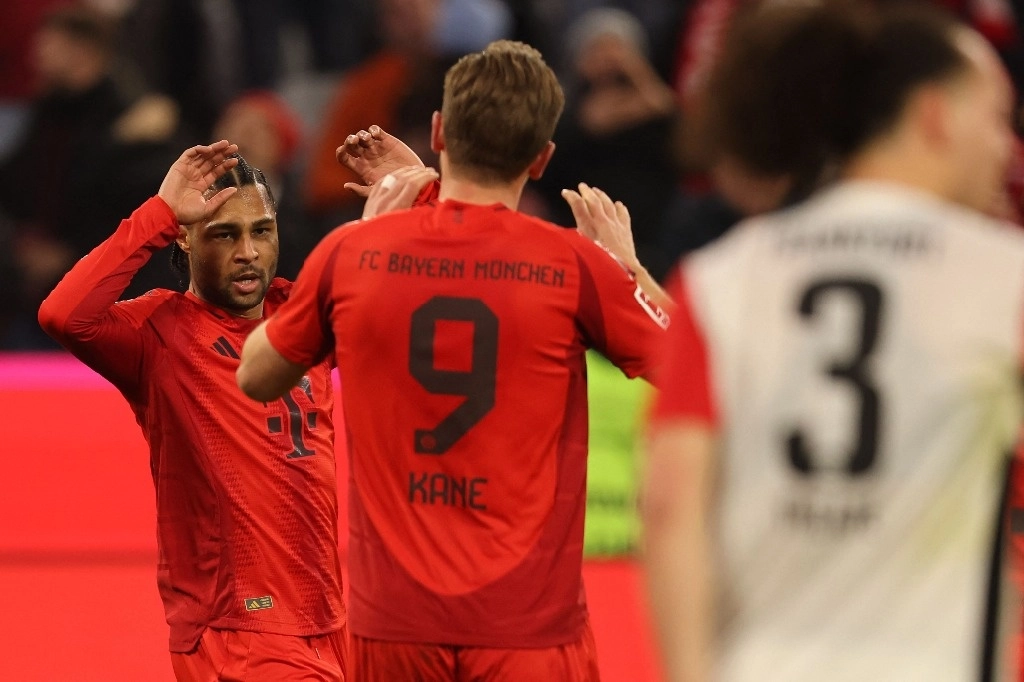 El delantero alemán del Bayern Munich #07 Serge Gnabry celebra con el delantero inglés del Bayern Munich #09 Harry Kane después de anotar el cuarto gol de su equipo para liderar 4:0 durante el partido de fútbol de la primera división alemana Bundesliga entre el FC Bayern Munich y el Eintracht Frankfurt en Munich, sur de Alemania el 23 de febrero de 2025. Foto Afp