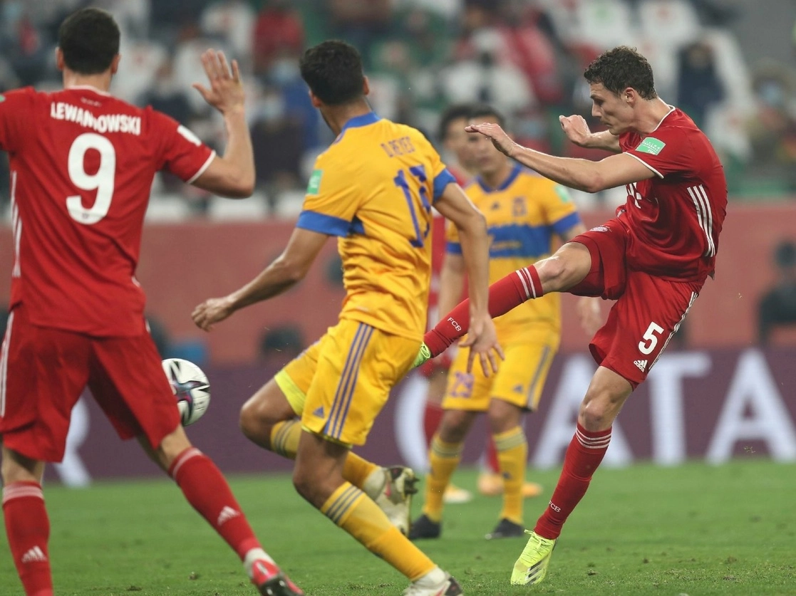 El francés Benjamin Pavard (5) al momento de anotar el único gol del partido, con el cual los alemanes igualaron la marca del Barcelona de conseguir todos los trofeos disputados en un año, el 11 de febrero de 2021. Foto Ap