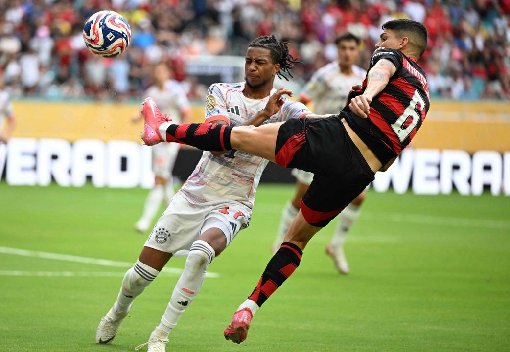 El centrocampista francés (17) del Bayern Múnich, Michael Olise, y el defensa brasileño (6) del Flamengo, Ayrton Lucas, luchan por el balón durante el partido de octavos de final de la Copa Mundial de Clubes de la FIFA 2025 entre el Flamengo de Brasil y el Bayern Múnich de Alemania en el Hard Rock Stadium en Miami el 29 de junio de 2025.