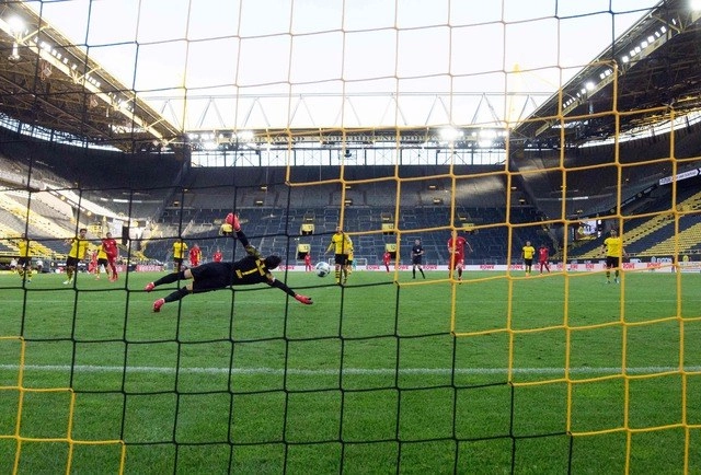 El Bayern Múnich dio un paso casi definitivo para ganar su octava Bundesliga consecutiva este martes al vencer 0-1 en la cancha del Borussia Dortmund (segundo), que queda a siete puntos del gigante bávaro cuando restan seis jornadas por disputarse. Foto Federico Gambarini / Pool / Afp
