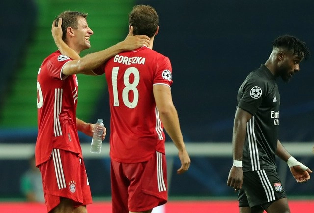 Leon Goretzka y Thomas Mueller del Bayern Munich celebran la victoria y el pase a la final de la Champions League. Foto Afp