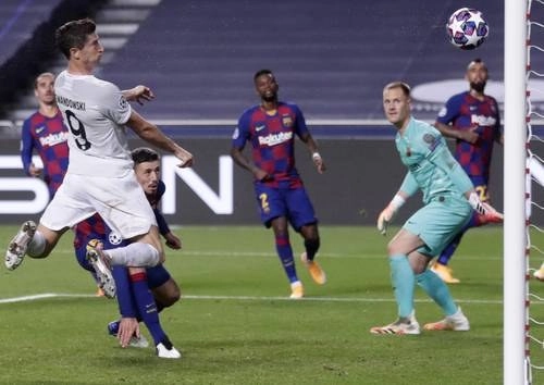 El polaco Robert Lewandowski (izquierda) contribuyó con una anotación durante el festín de goles del club teutón. Foto Afp