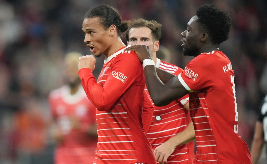 Leroy Sané (izquierda), anotó el tercer gol del Bayern Múnich ante Friburgo, en la fecha 10 de Bundesliga. Foto Ap