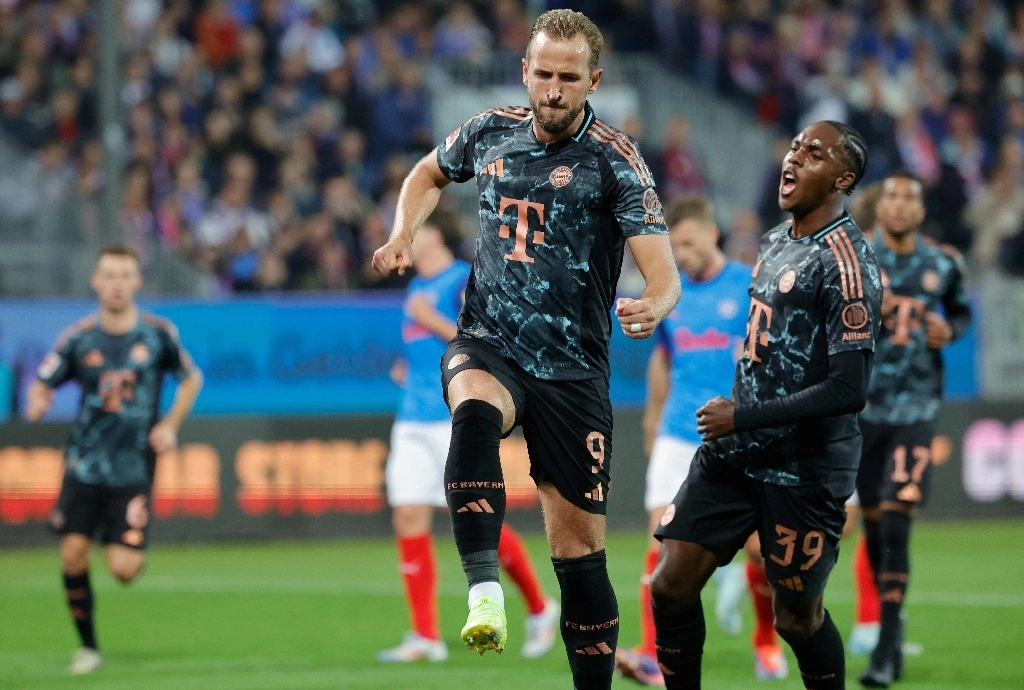 El inglés, Harry Kane anotó un triplete ante el Holstein Kiel en la fecha tres de la Bundesliga. Foto Afp  